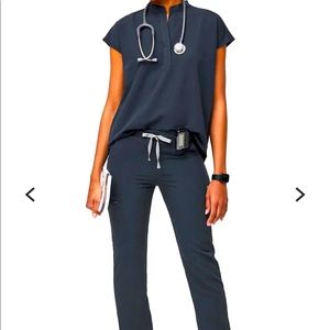 Figs scrubs set:Rafaela top size S(fits like a L), Livingston pants size L.